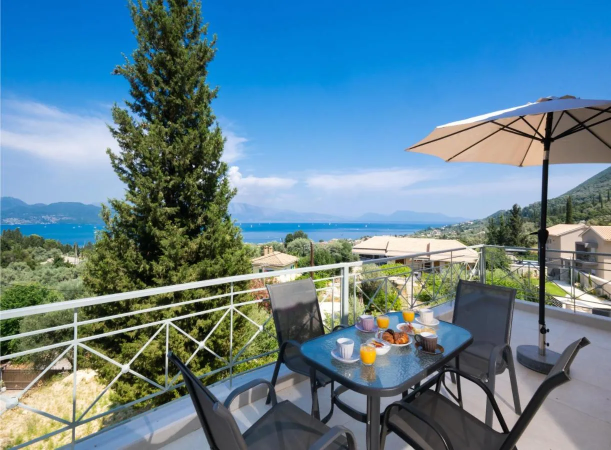 Το εξωτερικό και η βεράντα της Gerakofolia Villa