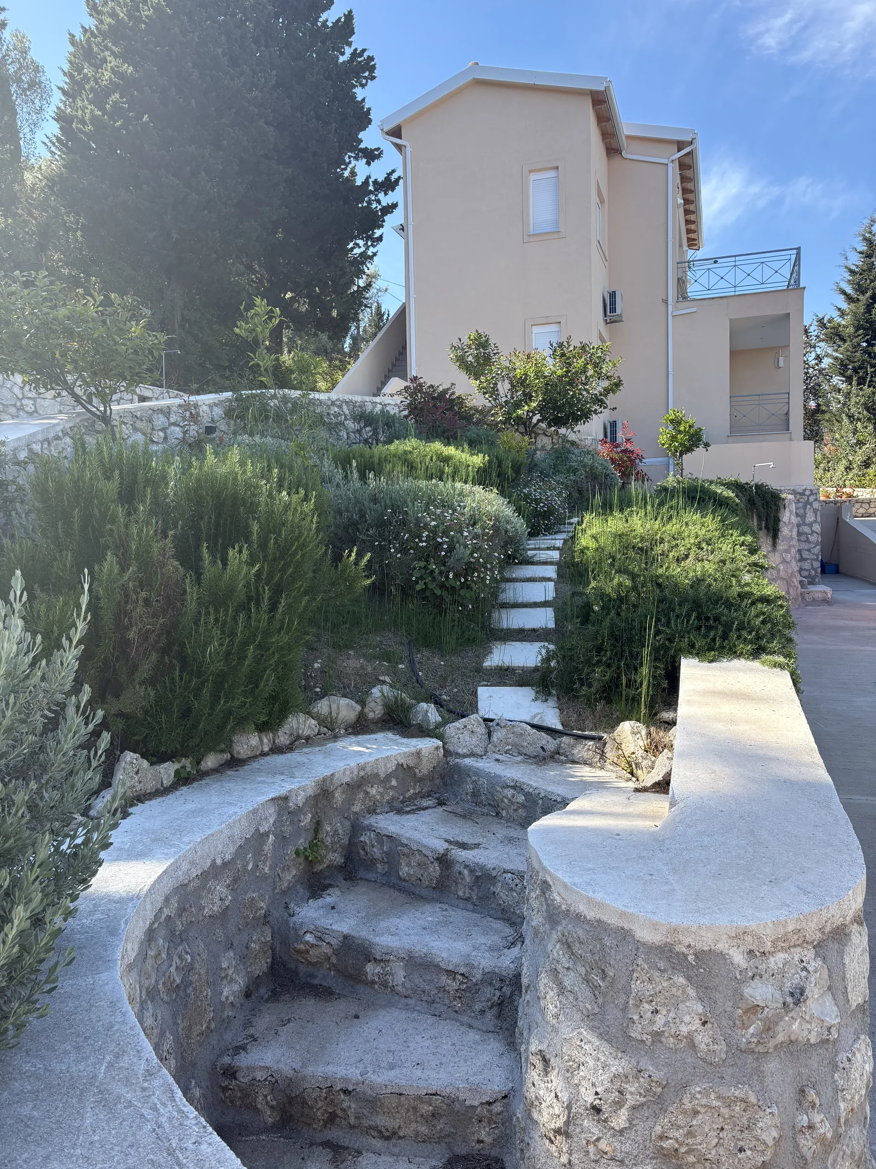 Εξωτερικος τοιχος της βιλας διπλα στο διαμορφωμενο μονοπατι
